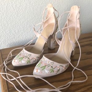 🎉FOREVER 21 FLORAL EMBROIDERY HEELS